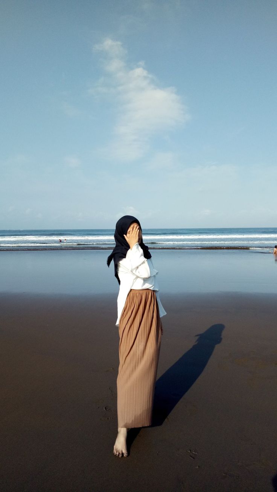 hijab aesthetics cewek manis main air di pantai kaki basah