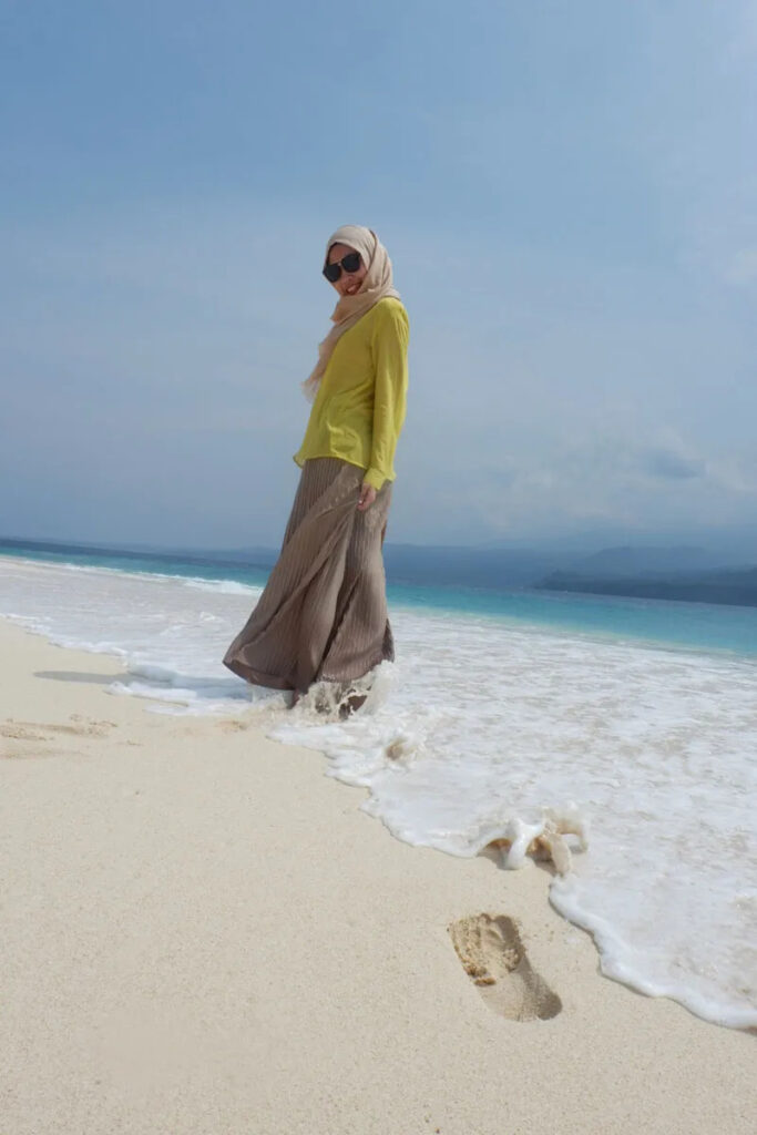 CEwek Hijab OOTD Di pantaing Horisontal Miring Editi Foto