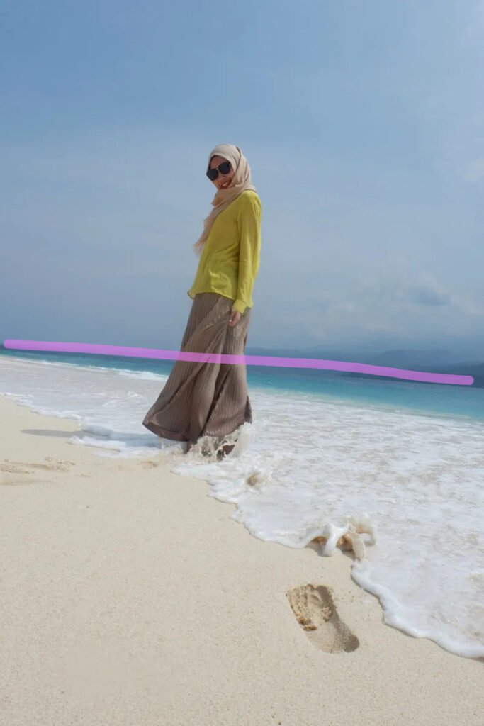 CEwek Hijab OOTD Di pantai Horisontal Miring Editi Foto di pantai