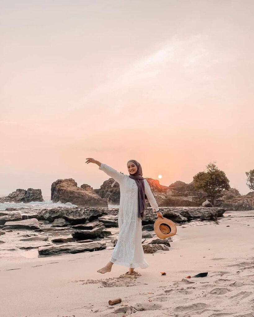 Gamis Cewek Hijab di Pantai pasir putih Foto Senja