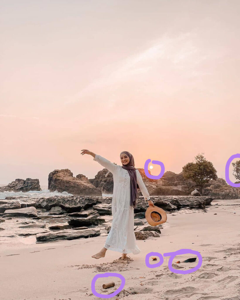 Gamis Cewek Hijab di Pantai pasir putih Foto Senja memilih objek yang untuk dihapus