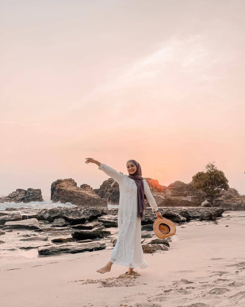 Gamis Cewek Hijab di Pantai pasir putih Foto Senja setelah edit foto manis