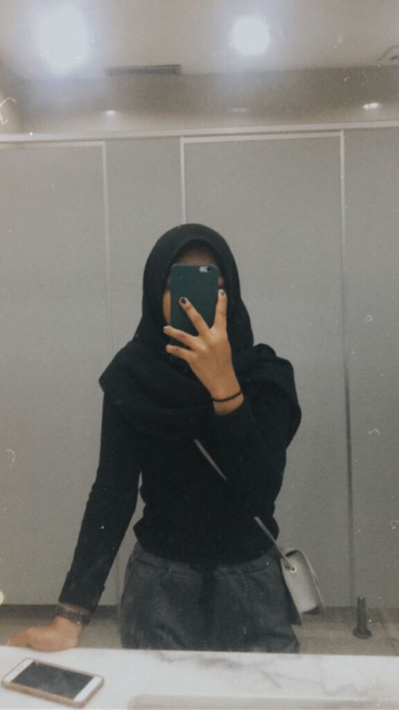 Hijab Mirror Selfie Aesthetics Kaos Hitam manis kuteks