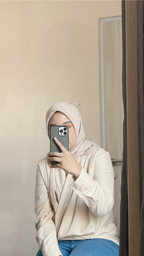 Hijab Mirror Selfie Aesthetics Selife dengan Iphone 14