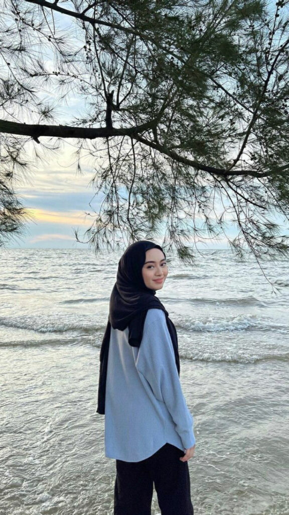 foto fb keren jilbab di pantai Back pose cewek hijab manis