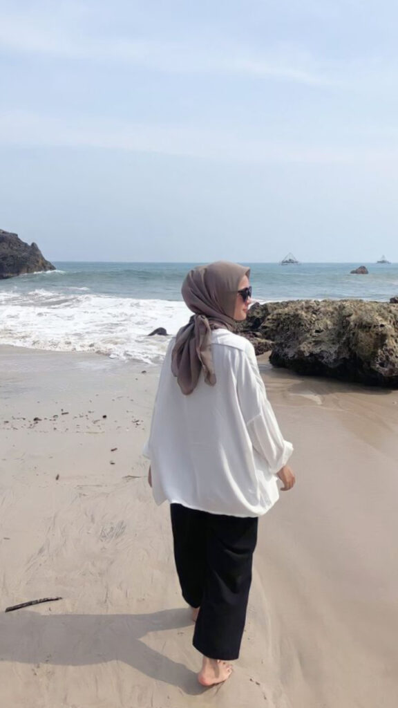 foto fb keren jilbab di pantai Backpose baju putih astetik