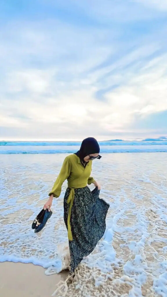 foto fb keren jilbab di pantai Bermain air mengangkat rok