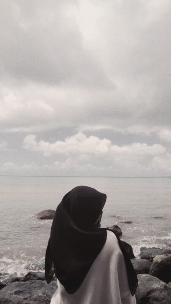 foto fb keren jilbab di pantai HItam putih menarik