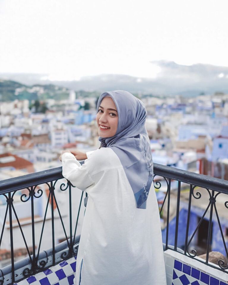 Ide Pose Hunting Foto Model Hijab Outdoor Keren untuk Feed Instagram