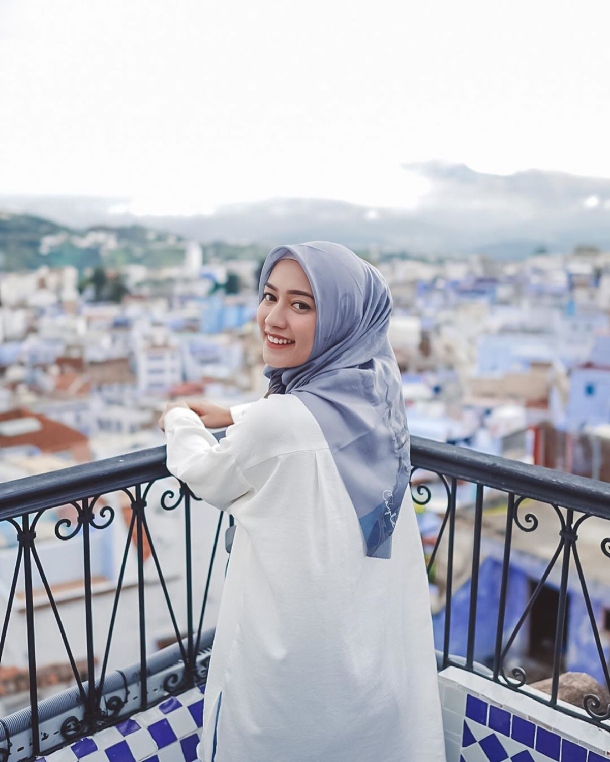 Ide Pose Hunting Foto Model Hijab Outdoor Keren untuk Feed Instagram