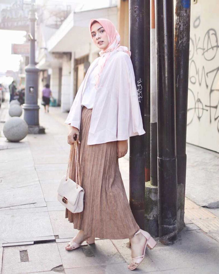 Ide Pose Hunting Foto Model Hijab Outdoor Keren untuk Feed Instagram