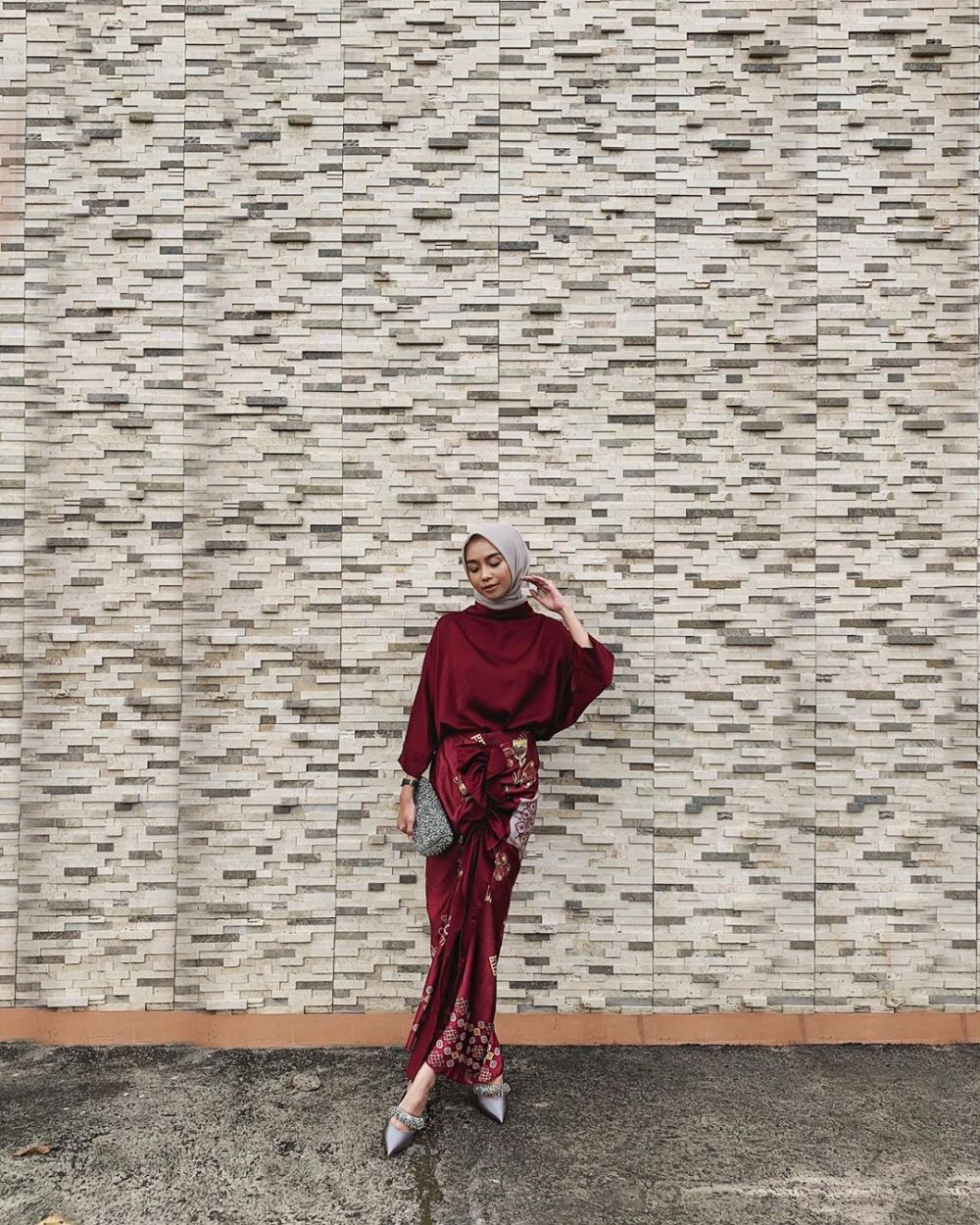 Ide Pose Hunting Foto Model Hijab Outdoor Keren untuk Feed Instagram