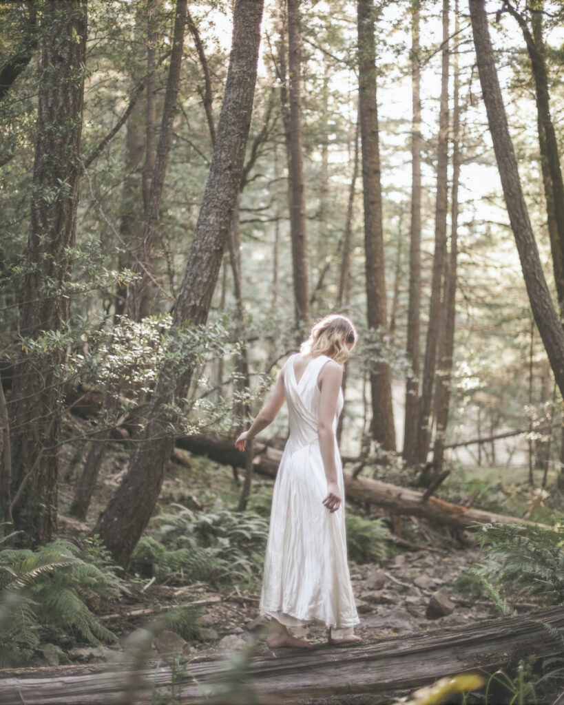 CEwek cantik dan manis di tengah hutan pakai gaun putih
