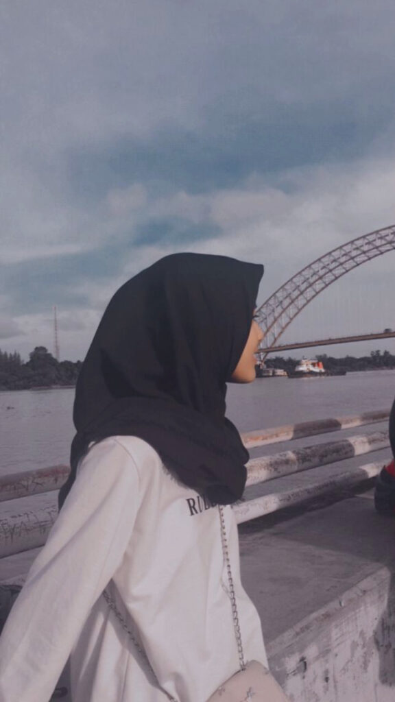 Foto Aesthetic Hijab Manis Pose mengahdap k esamping di pinggir sungai