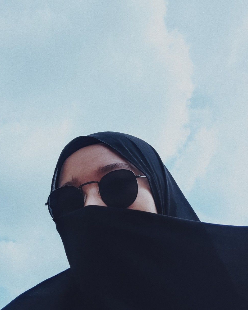 cewek hijab pakai kacamata manis dan cantik langit biru
