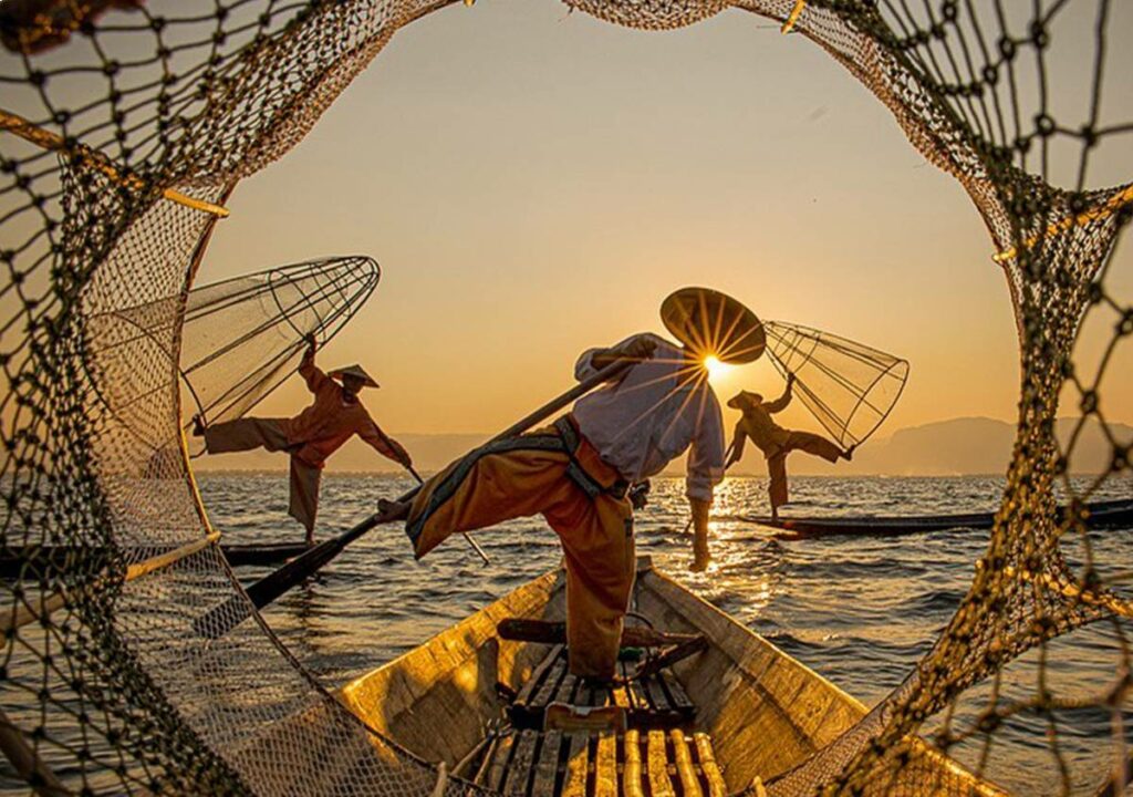 Foto Aesthetic keren nelayan jaring ikan di atas kapal