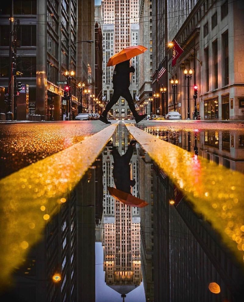Foto Aesthetic orang pakai payung keren di tengah kota