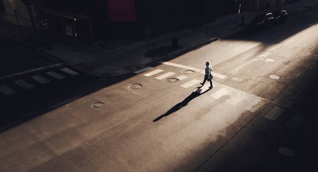 Foto PoI Kecil orang enyebrang jalan keren dengan bayangan estetis