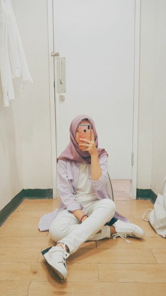 Foto Aesthetics manis cewek hijab celana jeans putih yang keren