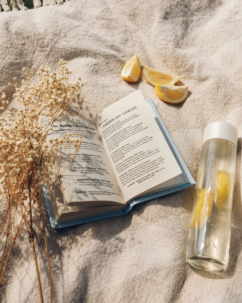Foto Aesthetic Buku dengan jeruh nipis dan infus water yang cute abis