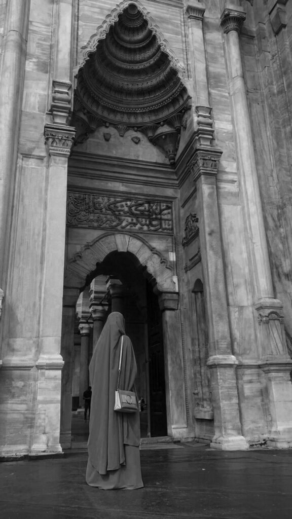 Foto Burqa Niqab keren jadi Foto prpfil di depan pintu masjid