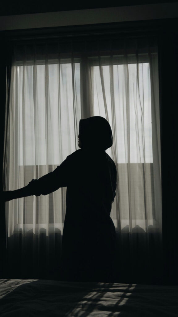 Foto cewek manis hijab hitam siluet di kamar hotel