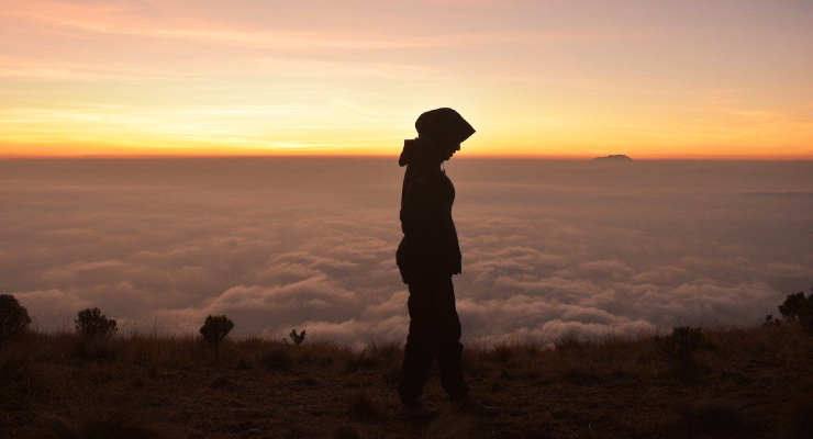 Foto Siluet Cewek HIjab Pendaki gunung lautan awan senja