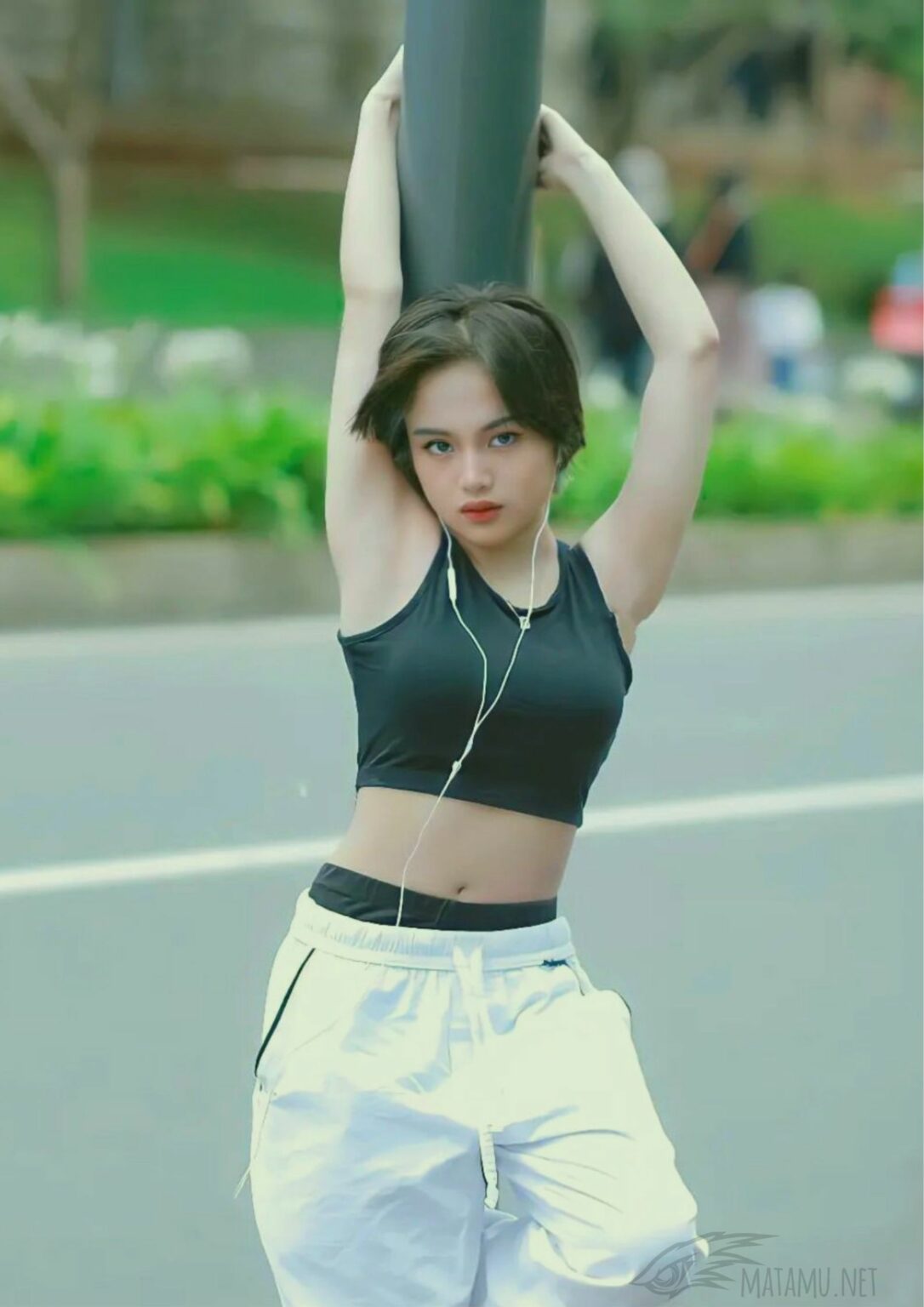 4. Mengenakan atasan cutting cropped dan celana berpotongan longgar seperti...