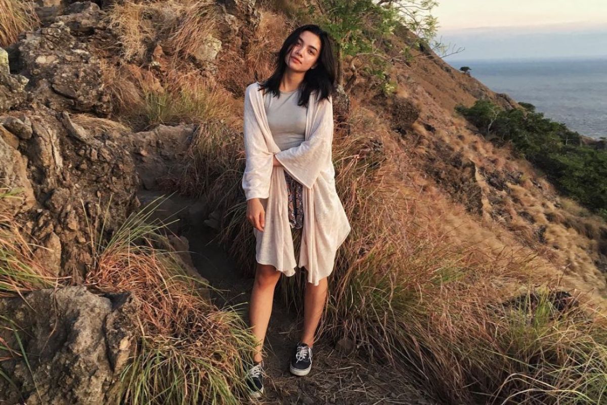 Angela Gilsha cantik dan manis Traveling di Indonesia