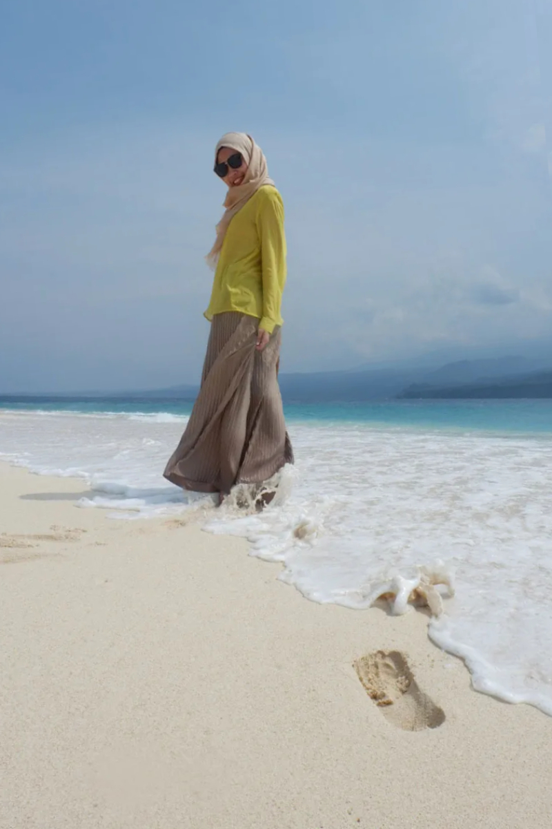Cewek Hijab manis Jejak Pantai PAsir Putih manis dan seksi