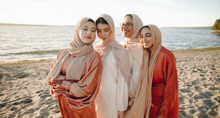 Foto cewek manis pakai Hijab Lebar di pinggir pantai