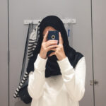 Ide Foto OOTD Hijab Mirror Selfie yang Aesthetics