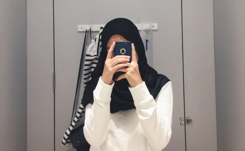 Ide Foto OOTD Hijab Mirror Selfie yang Aesthetics