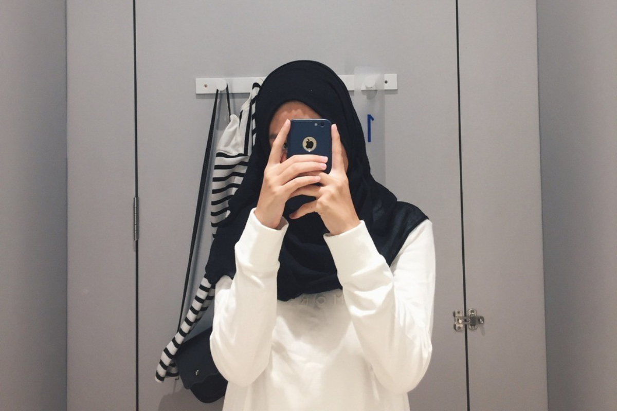 Hijab Mirror Selfie Aesthetics di kamar ganti Mall